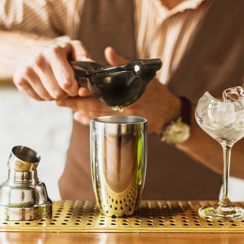 lime-and-lemon-citrus-squeezer-for-home-bars